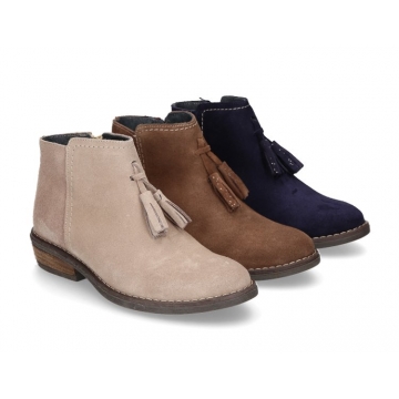 Botín con borlas en piel serraje combinado con brillos.