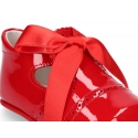 Classic dress shoes angel style with ties closure in patent leather.