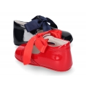 Classic dress shoes angel style with ties closure in patent leather.