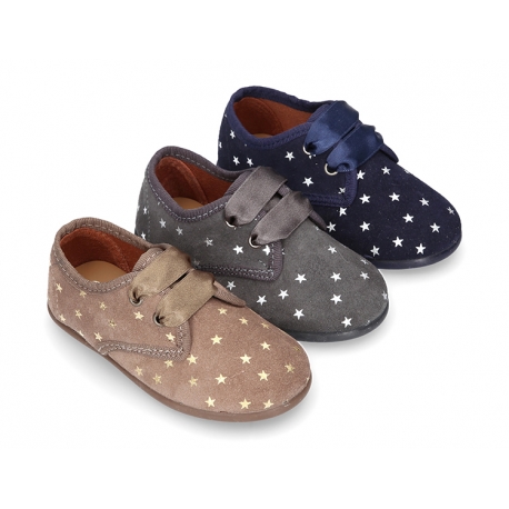 Little laces up shoes in suede leather with STARS print for little kids.