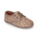 Little laces up shoes in suede leather with STARS print for little kids.