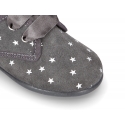 Zapatito tipo Blucher en piel serraje con ESTRELLAS peques.