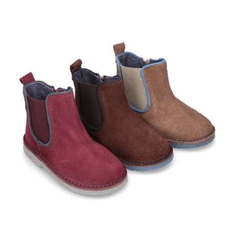 Ankle boots with soles in contrast and zipper closure in suede leather.