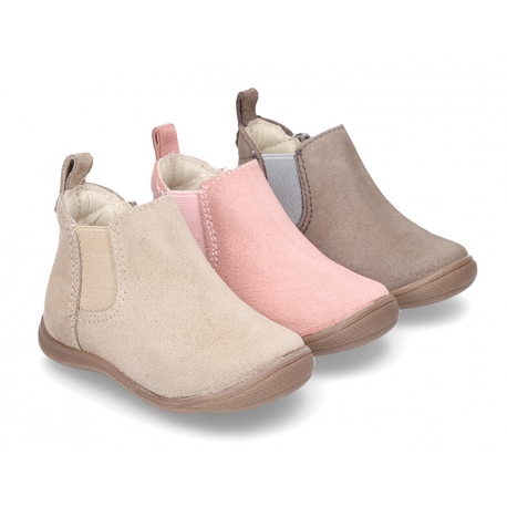 Suede leather little ankle boots with zipper, toe cap and counter for first steps.