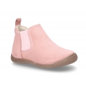 Suede leather little ankle boots with zipper, toe cap and counter for first steps.