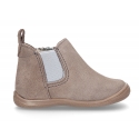 Suede leather little ankle boots with zipper, toe cap and counter for first steps.