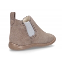 Suede leather little ankle boots with zipper, toe cap and counter for first steps.