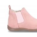 Suede leather little ankle boots with zipper, toe cap and counter for first steps.