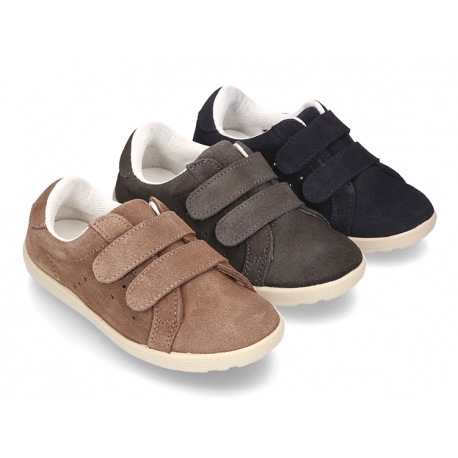Casual tennis shoes laceless in suede leather.