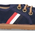 Tenis en Serratex con bandera lateral y cordones.