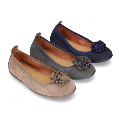 Suede leather ballet flat shoes with elastic band and flower design.