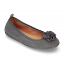 Suede leather ballet flat shoes with elastic band and flower design.