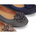 Suede leather ballet flat shoes with elastic band and flower design.