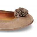 Suede leather ballet flat shoes with elastic band and flower design.