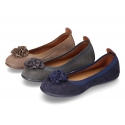 Suede leather ballet flat shoes with elastic band and flower design.
