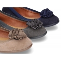 Suede leather ballet flat shoes with elastic band and flower design.