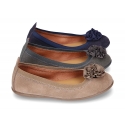 Suede leather ballet flat shoes with elastic band and flower design.