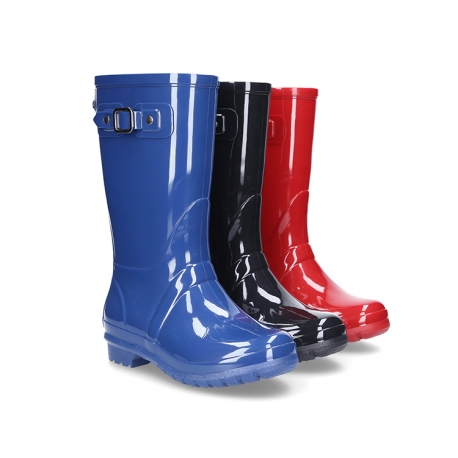 Classic SHINY rain boots with buckle design for kids.