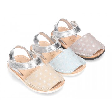 Menorquina cierre adherente en piel serraje con destellos y suela flexible.