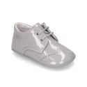 Laces up style shoes for babies in patent leather.