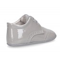 Laces up style shoes for babies in patent leather.