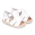 Baby sandal shoes in patent leather with FRINGED design.