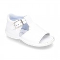 Washable leather sandals with buckle fastening and SUPER FLEXIBLE soles for little boys.