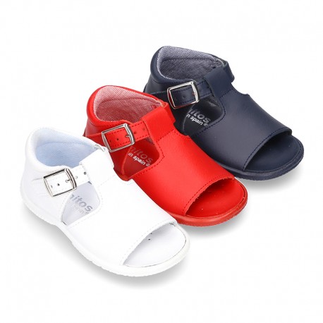 Washable leather sandals with buckle fastening and SUPER FLEXIBLE soles for little boys.