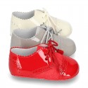 Classic OXFORD style shoes for baby in patent leather with linen.