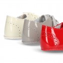 Classic OXFORD style shoes for baby in patent leather with linen.