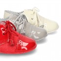 Classic OXFORD style shoes for baby in patent leather with linen.