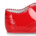 Classic OXFORD style shoes for baby in patent leather with linen.