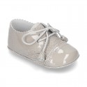 Classic OXFORD style shoes for baby in patent leather with linen.