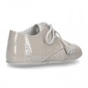 Classic OXFORD style shoes for baby in patent leather with linen.