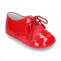 Classic OXFORD style shoes for baby in patent leather with linen.