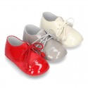 Classic OXFORD style shoes for baby in patent leather with linen.