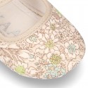 Mercedita con velcro en lona con estampado de FLORES para bebés.