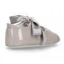 Classic Mary Jane shoes angel style for baby in patent leather with ties.