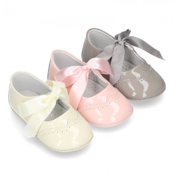 Classic Mary Jane shoes angel style for baby in patent leather with ties.