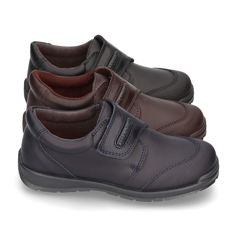 School shoes closed laceless and with toe cap in washable leather. 122 ...
