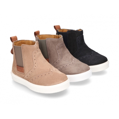Ankle boot shoes with zipper closure and elastic band in suede leather.