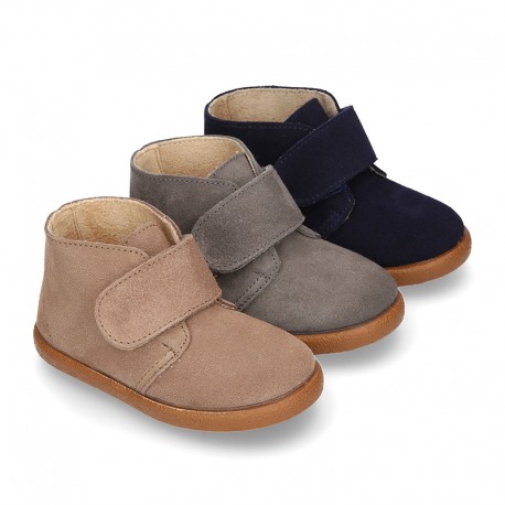 Suede leather casual ankle boots laceless.