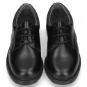 Zapato colegial tipo Blucher con cordones en piel lisa Boxcalf.