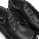 Zapato colegial tipo Blucher con cordones en piel lisa Boxcalf.