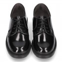 Laces up shoes closed with ties in ANTIK leather.