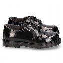 Laces up shoes closed with ties in ANTIK leather.