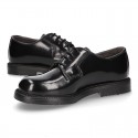 Laces up shoes closed with ties in ANTIK leather.