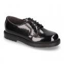 Laces up shoes closed with ties in ANTIK leather.