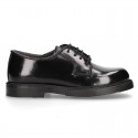 Laces up shoes closed with ties in ANTIK leather.