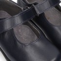 Zapato colegial tipo Mercedita clásica con cierre adherente en piel lisa.